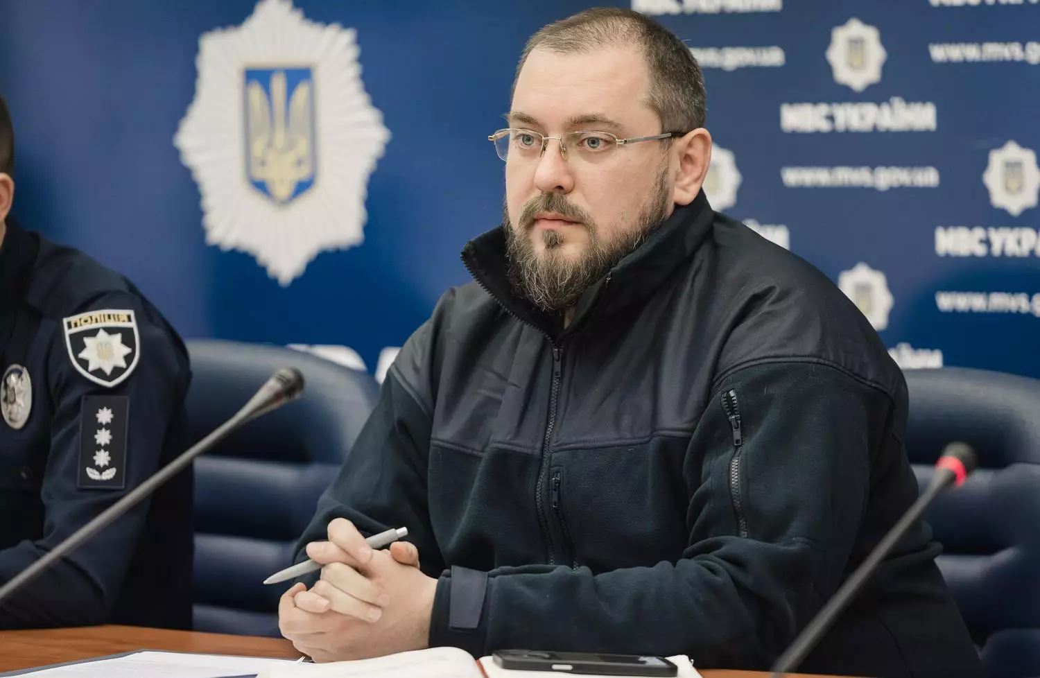 Чоловік у формі МВС на офіційній зустрічі, присвяченій обговоренню зниклих безвісти в Україні