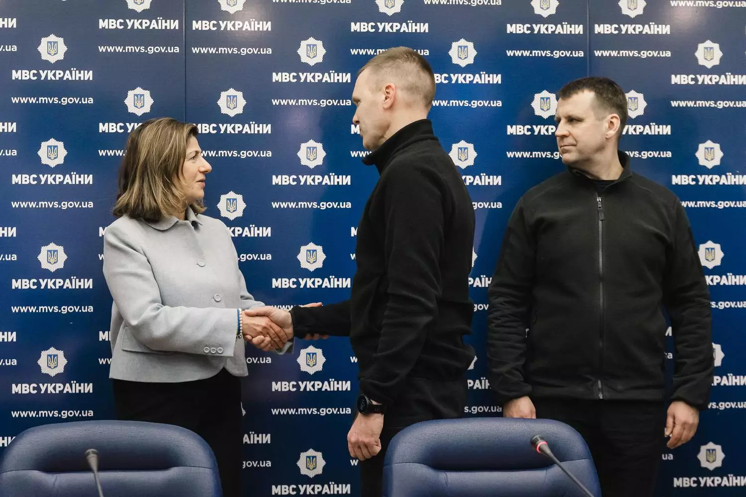 Представники МВС України та МКЗБ тиснуть руки на офіційній зустрічі, обговорюючи зниклих безвісти