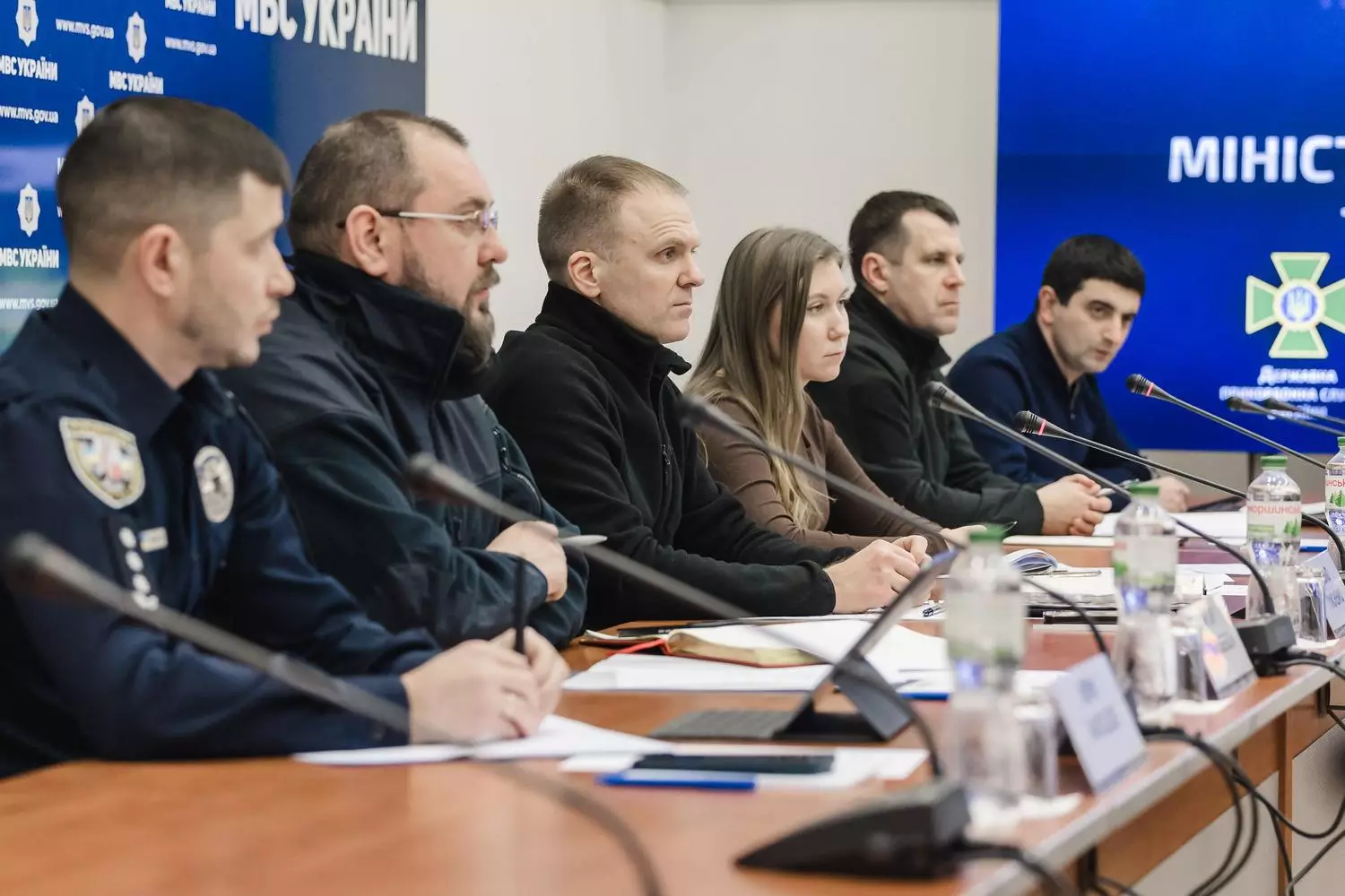 Представники МВС та МКЗБ за столом обговорюють питання ідентифікації зниклих безвісти в Україні