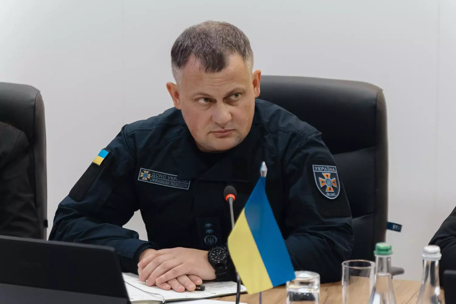 Міністр внутрішніх справ України Ігор Клименко на зустрічі з делегацією Данії, прапор України на столі