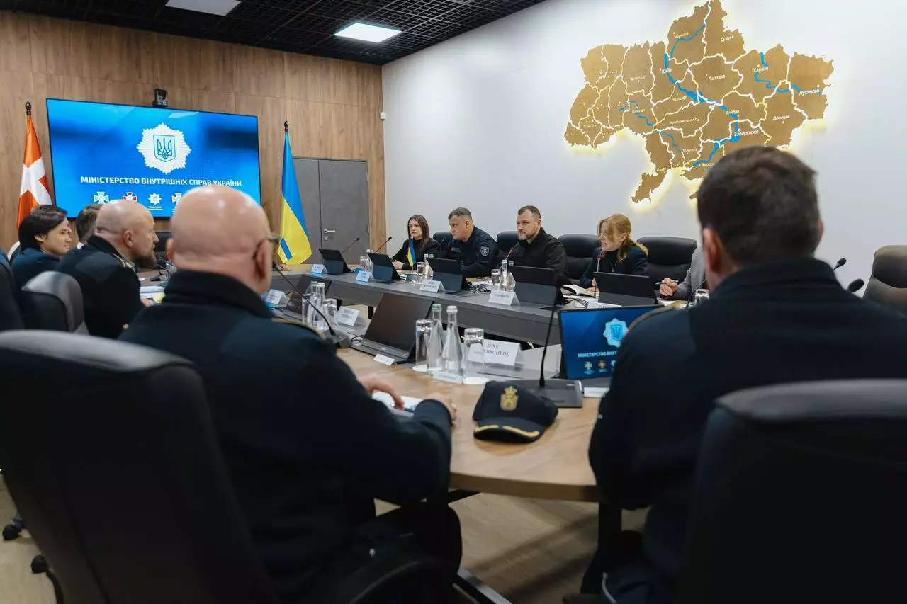 Зустріч українських та данських міністрів у конференц-залі з картами України на стіні