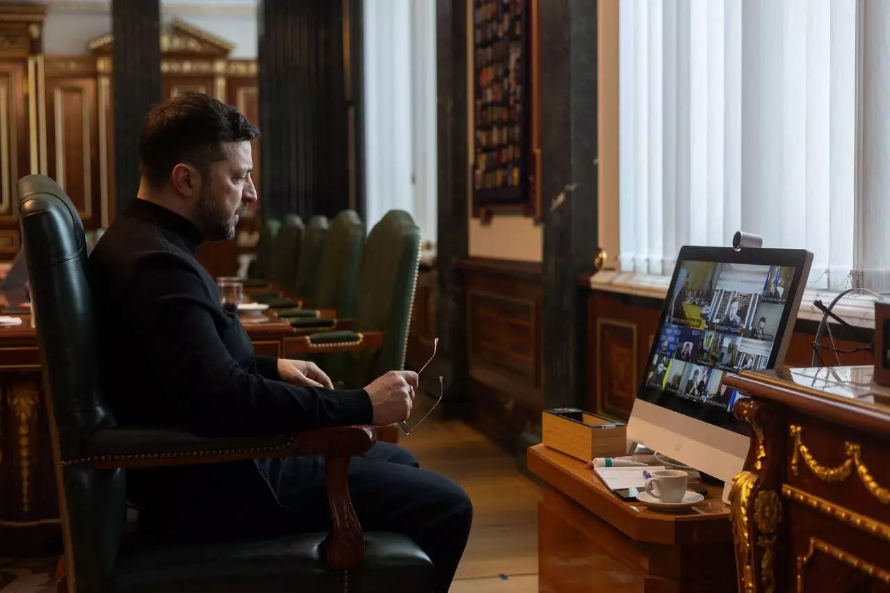 Президент України проводить селекторну нараду з урядовцями через відеозв'язок у кабінеті