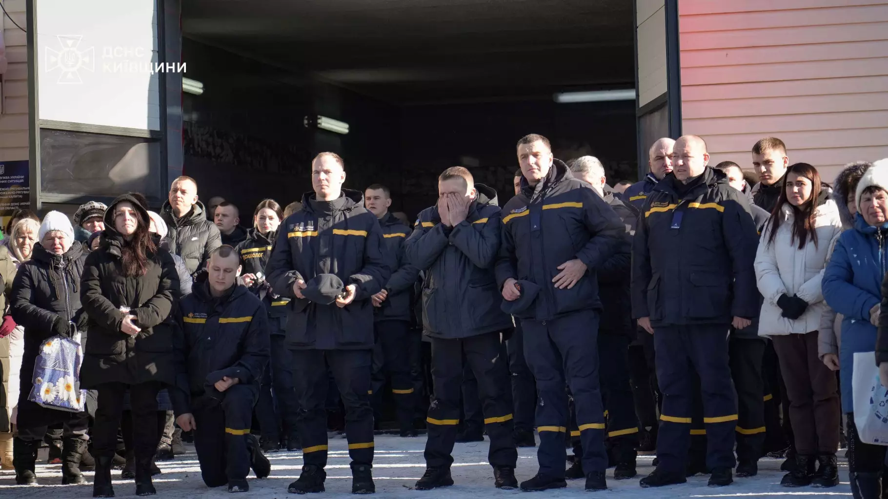 Рятувальники ДСНС України стоять на церемонії прощання з колегою Михайлом Проценком у Київській області