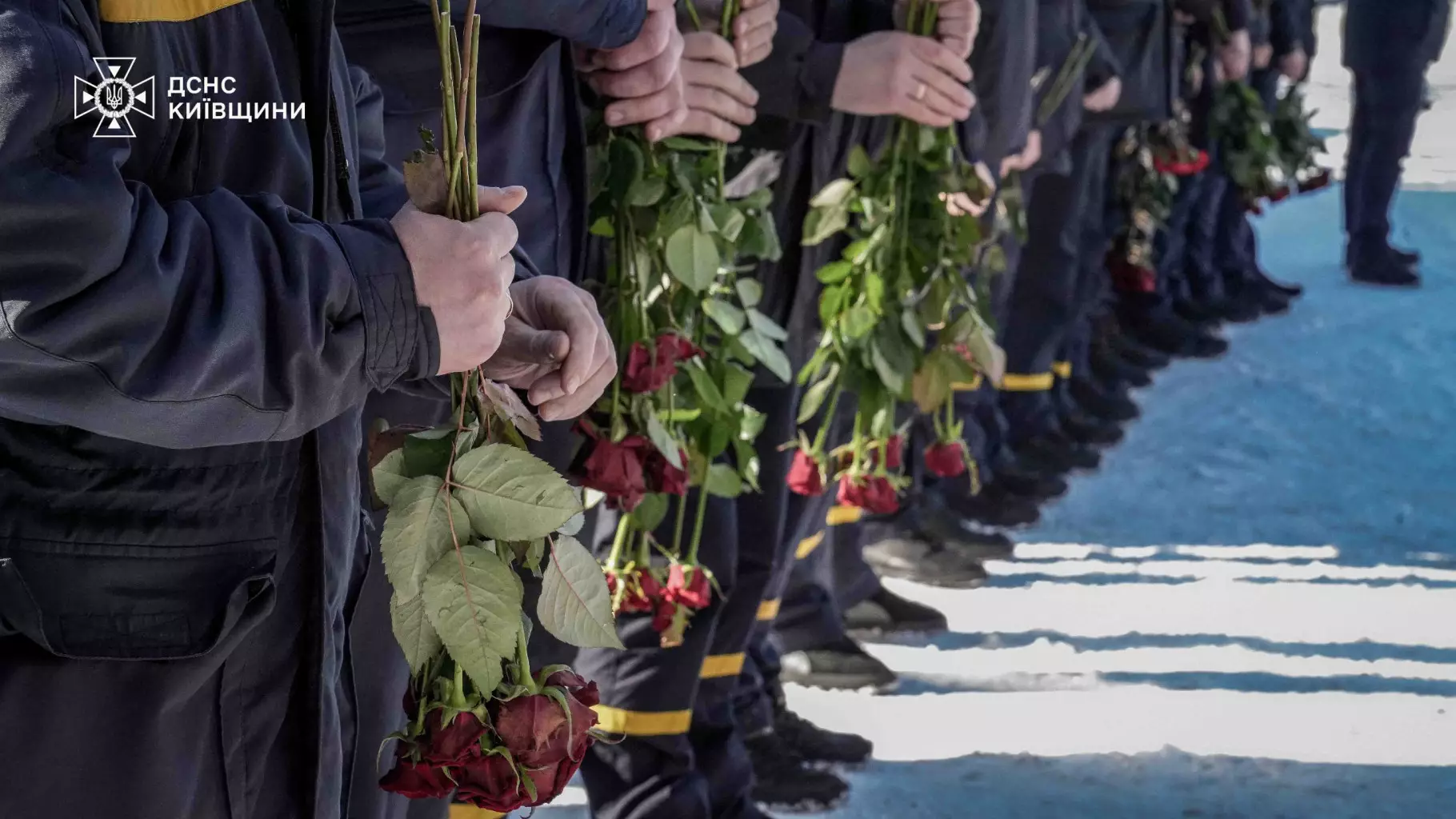 Рятувальники ДСНС з трояндами в руках під час прощальної церемонії на честь Михайла Проценка