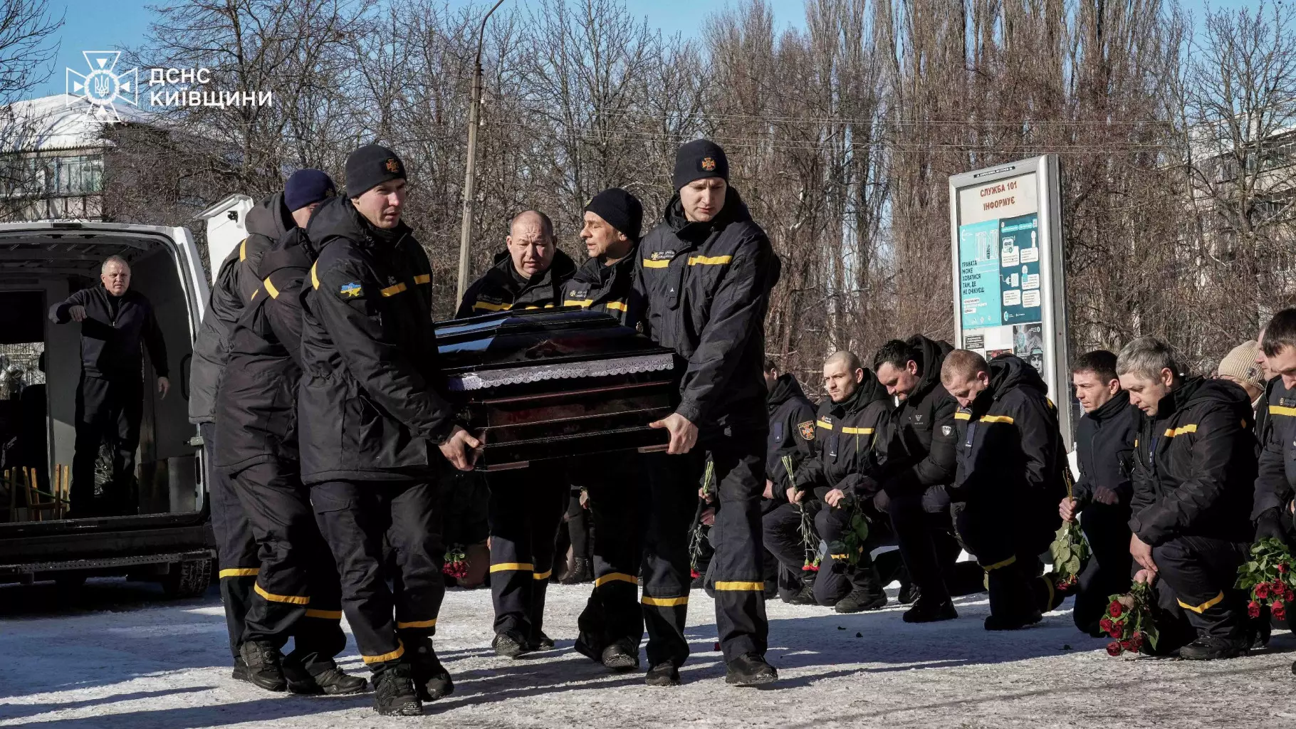 Рятувальники несуть труну з тілом Михайла Проценка під час церемонії прощання на Київщині