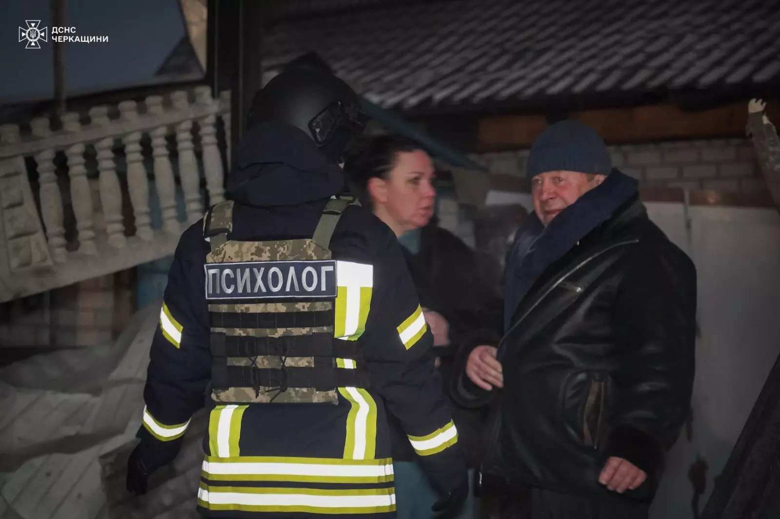 Рятувальник спілкується з постраждалими на місці обстрілу в Черкаській області