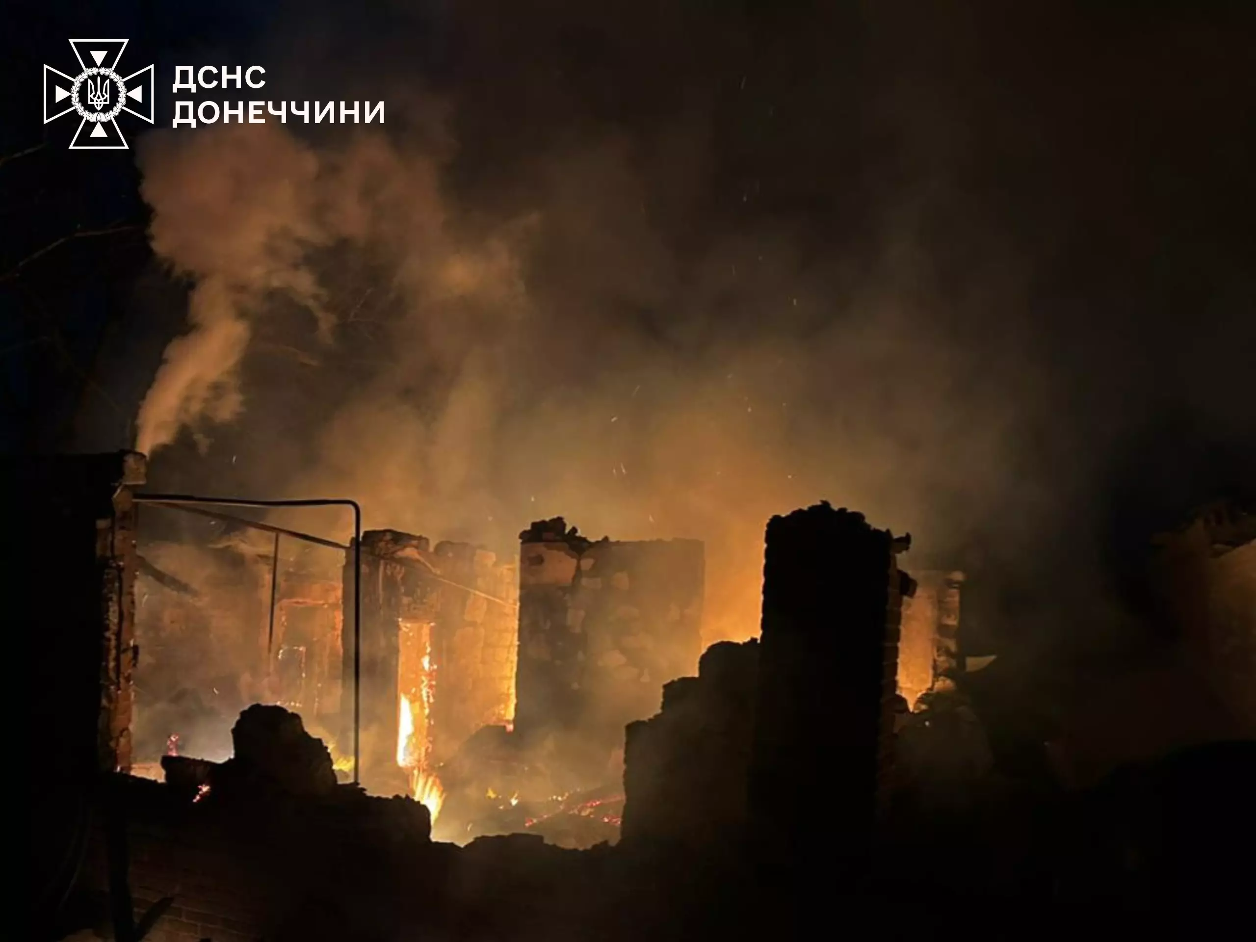Пожежа внаслідок обстрілів на Донеччині, зруйновані будівлі, дим і полум'я вночі