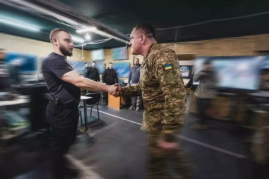 Командувач НГУ Олександр Півненко тисне руку військовослужбовцю під час візиту на Куп’янський напрямок