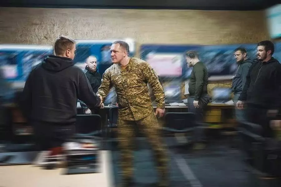 Командувач НГУ Олександр Півненко тисне руку офіцеру під час перевірки підрозділів на Куп’янському напрямку