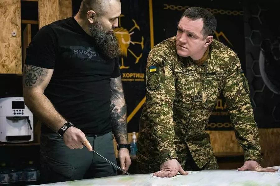 Командувач НГУ Олександр Півненко обговорює стратегічні плани з офіцером на карті в штабі