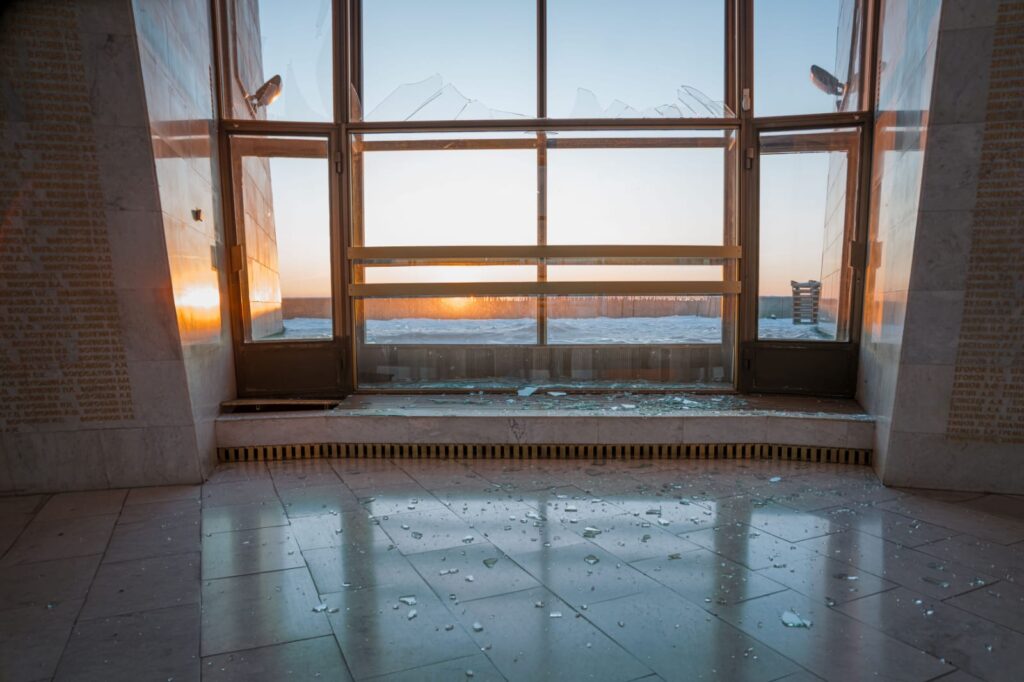 Розбите скло на підлозі залу слави Національного музею історії України після ракетного обстрілу