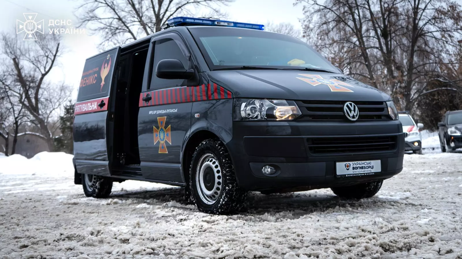 Броньований Volkswagen Transporter для рятувальників ДСНС України на засніженій дорозі