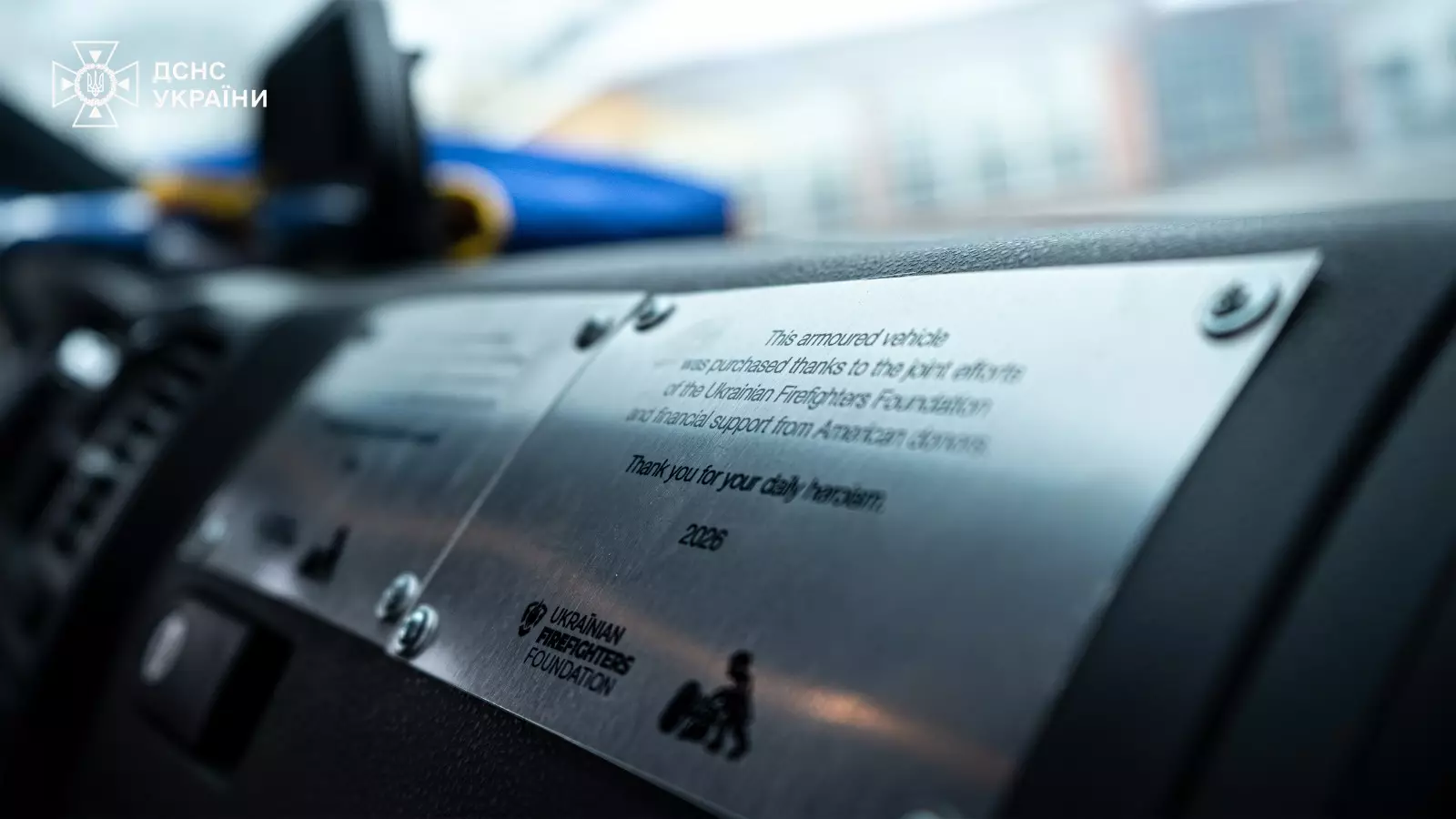 Табличка на панелі броньованого Volkswagen Transporter, переданого рятувальникам ДСНС України