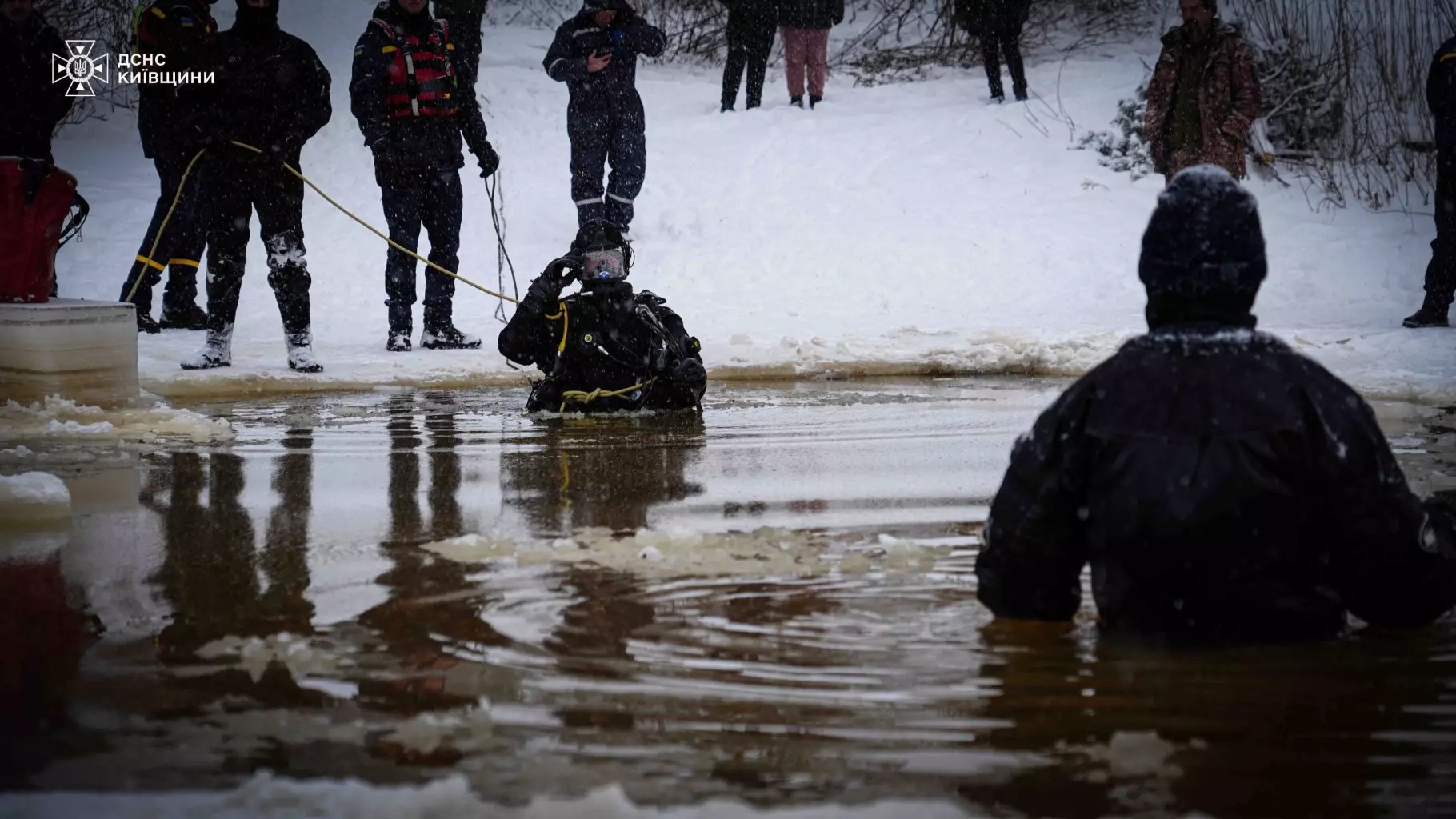 Водолази ДСНС України проводять пошукові роботи на замерзлій водоймі в умовах снігу та льоду