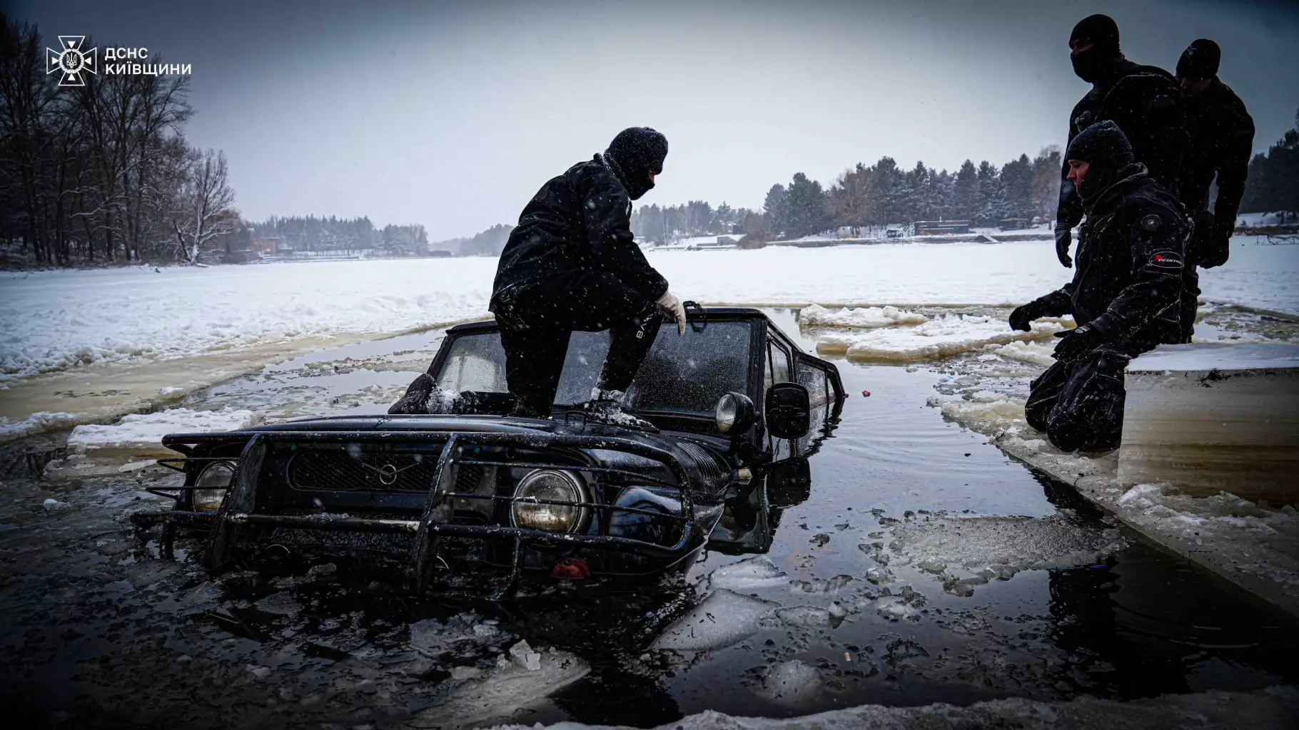 Рятувальники ДСНС витягують автомобіль з-під льоду на замерзлій водоймі в Київській області