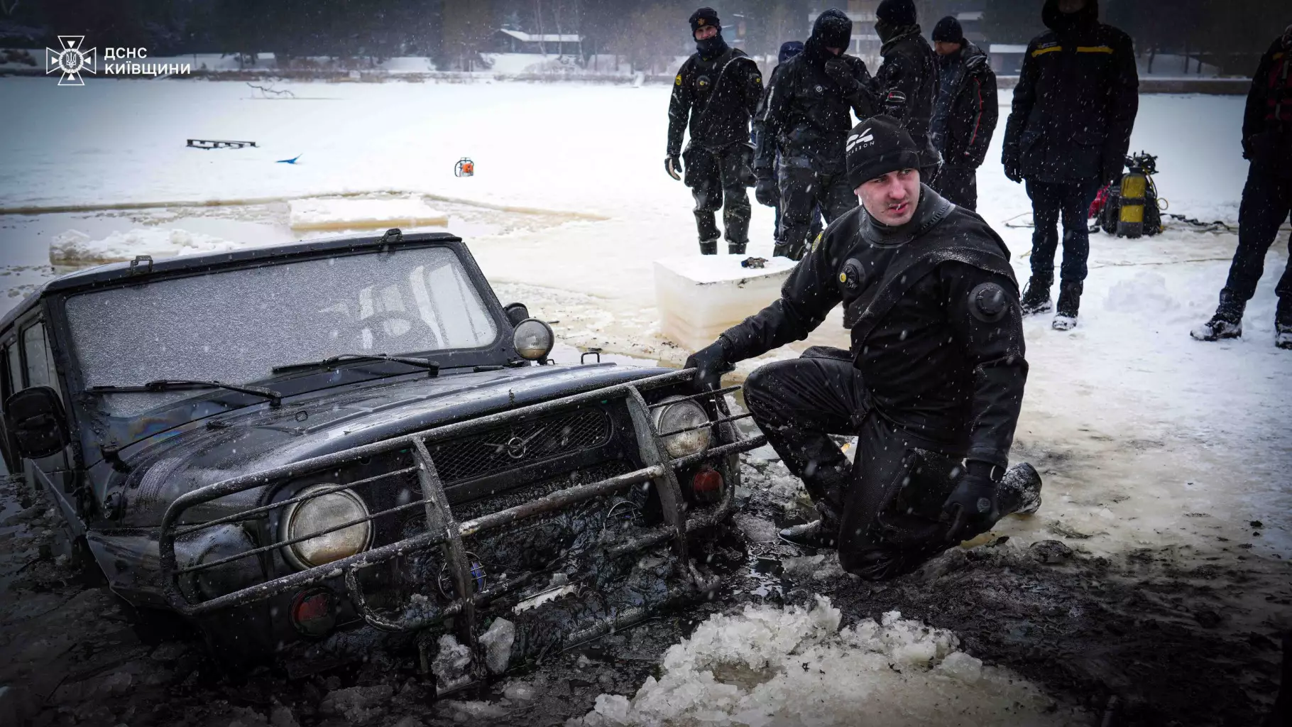 Рятувальники ДСНС витягують автомобіль з-під льоду на замерзлому каналі біля села Лебедівка