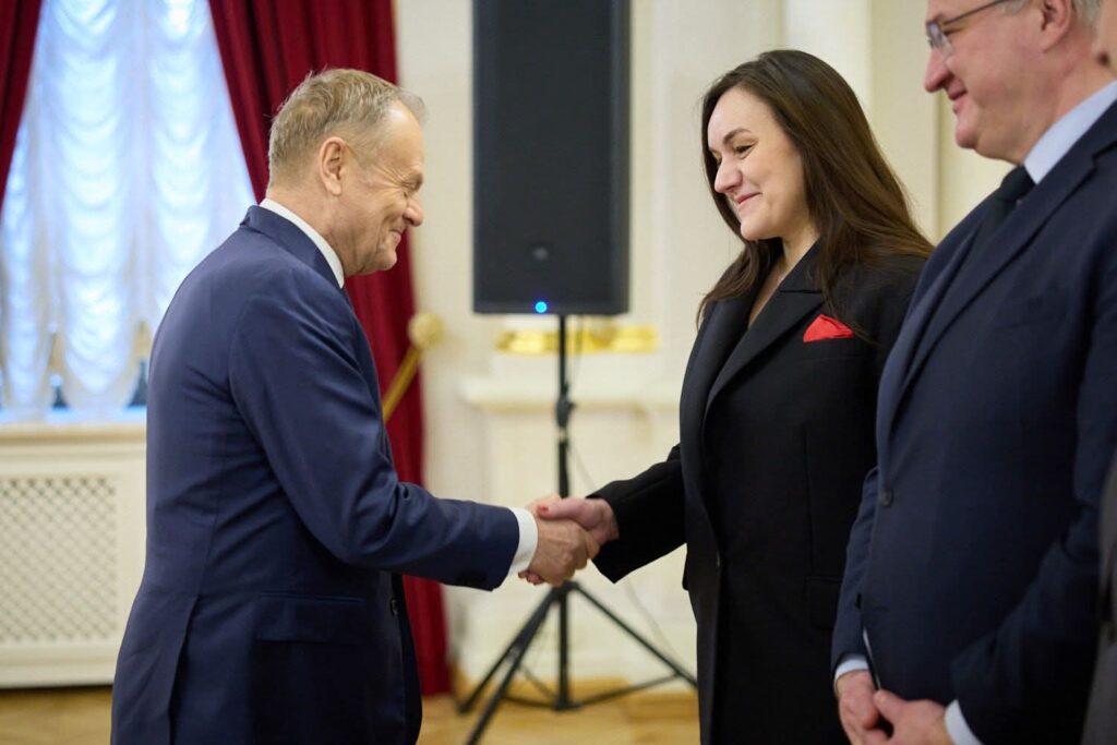 Володимир Зеленський та Дональд Туск тиснуть руки під час зустрічі української та польської делегацій