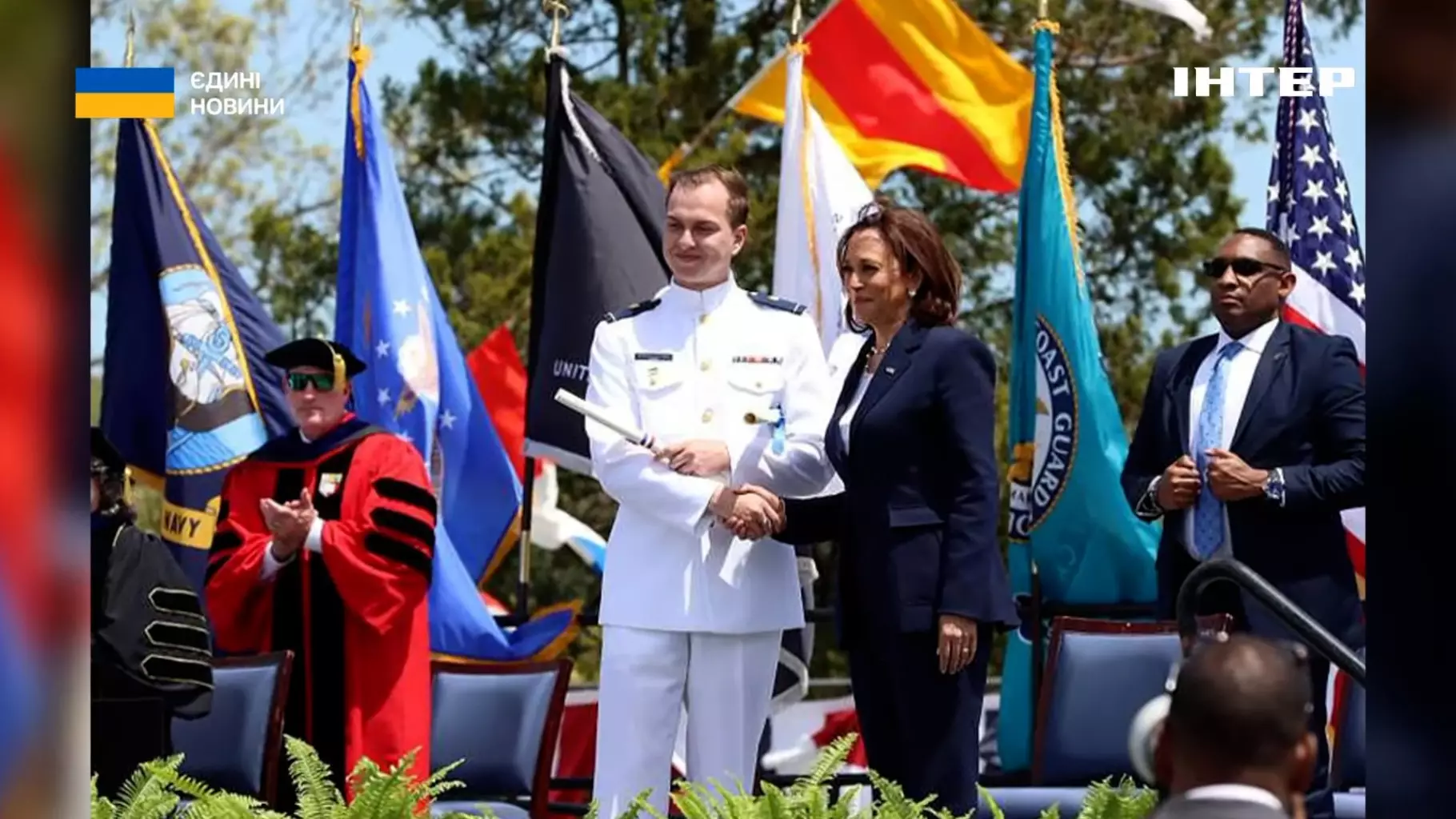Офіцер морської охорони України отримує нагороду на церемонії в США, поруч з високопосадовцями