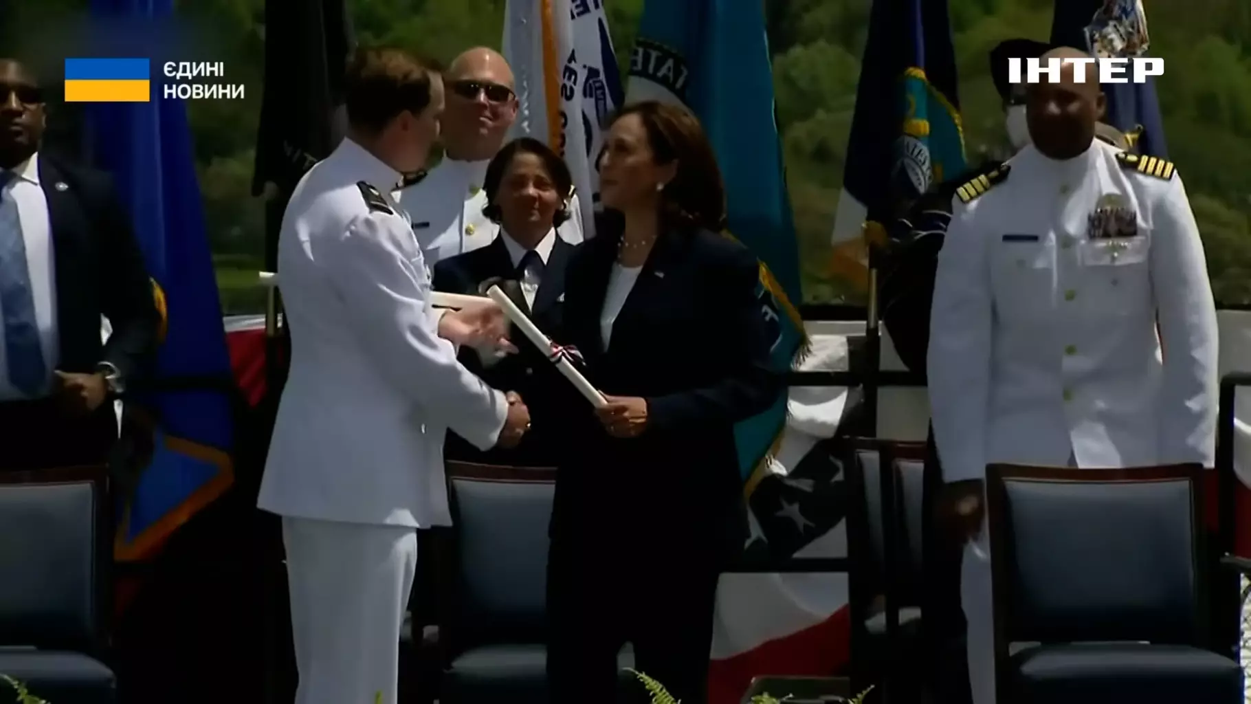 Офіцер морської охорони отримує нагороду від високопосадовця на урочистій церемонії в США