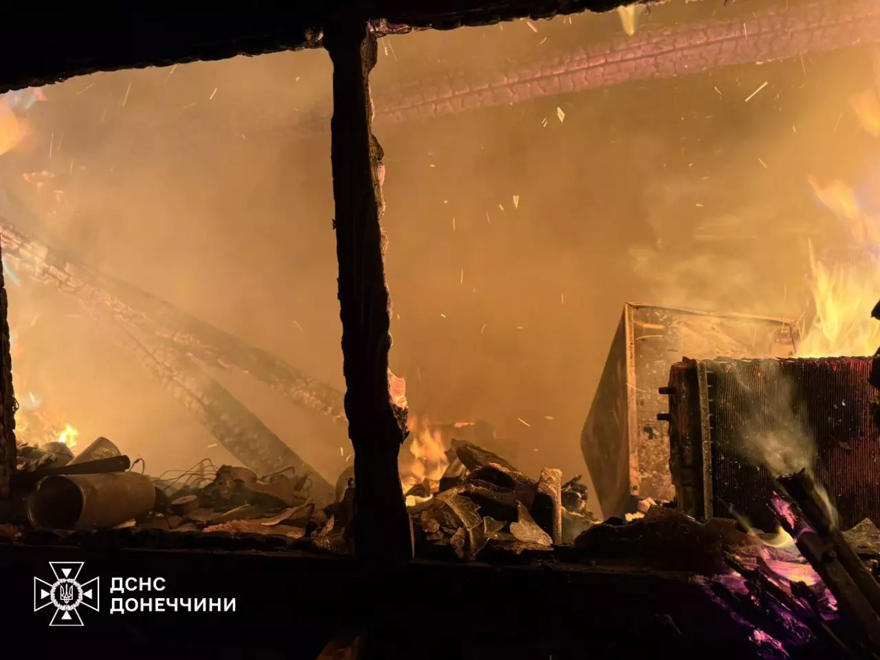 Пожежа внаслідок обстрілу, зруйнована будівля, дим і полум'я всередині приміщення