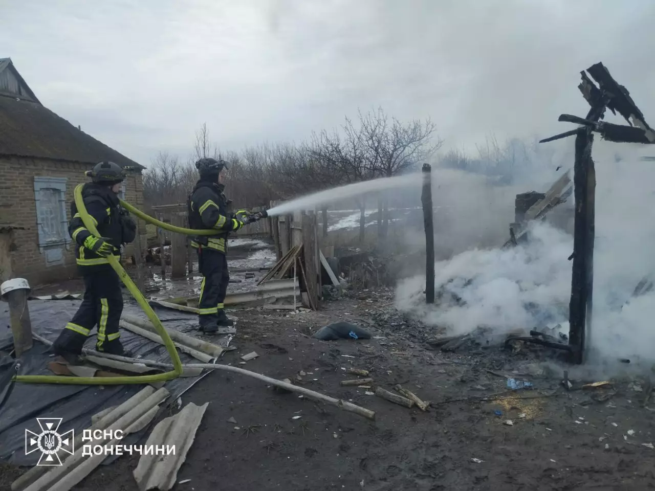 Пожежники гасять залишки зруйнованої будівлі після обстрілу в Україні, дим піднімається вгору