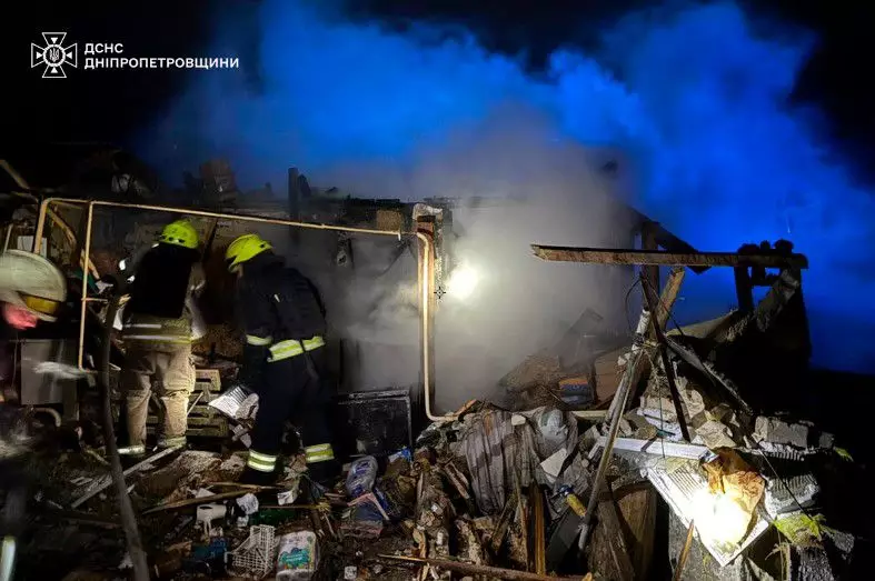 Рятувальники працюють на місці руйнування критичної інфраструктури після обстрілу вночі