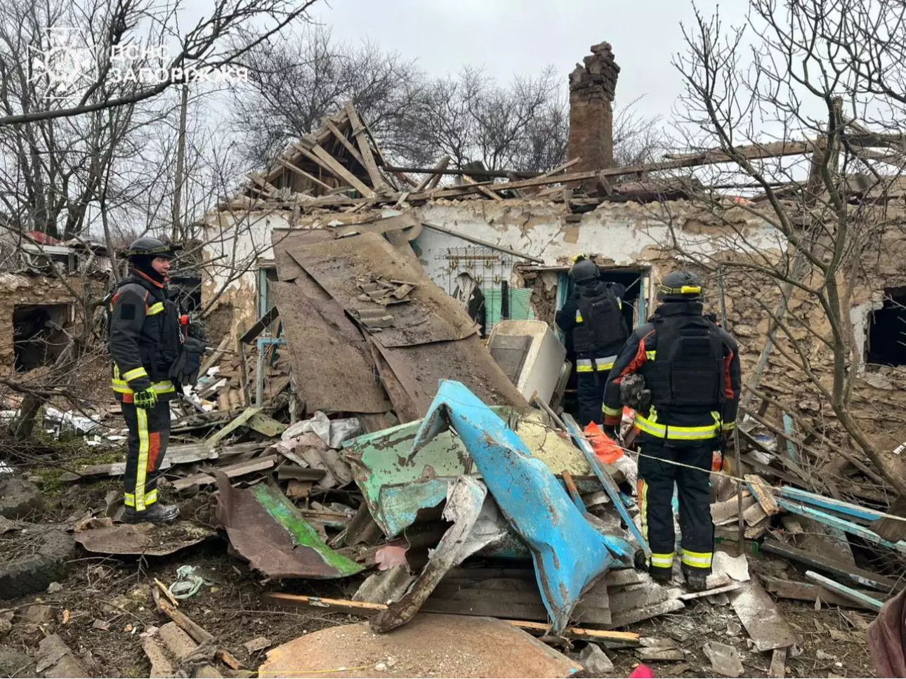 Рятувальники оглядають зруйнований будинок після обстрілу в одному з регіонів України
