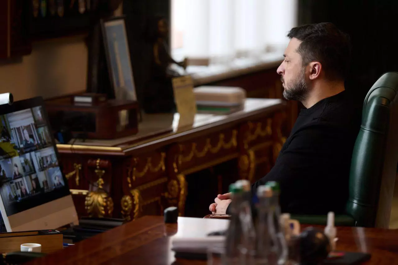 Президент України Володимир Зеленський на відеоконференції в робочому кабінеті