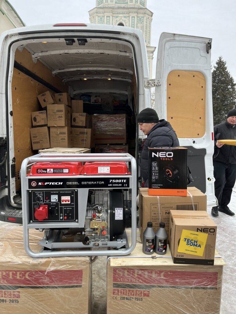 Фургон з відкритими дверима, в якому розміщено електрогенератори та коробки з обладнанням для закладів культури