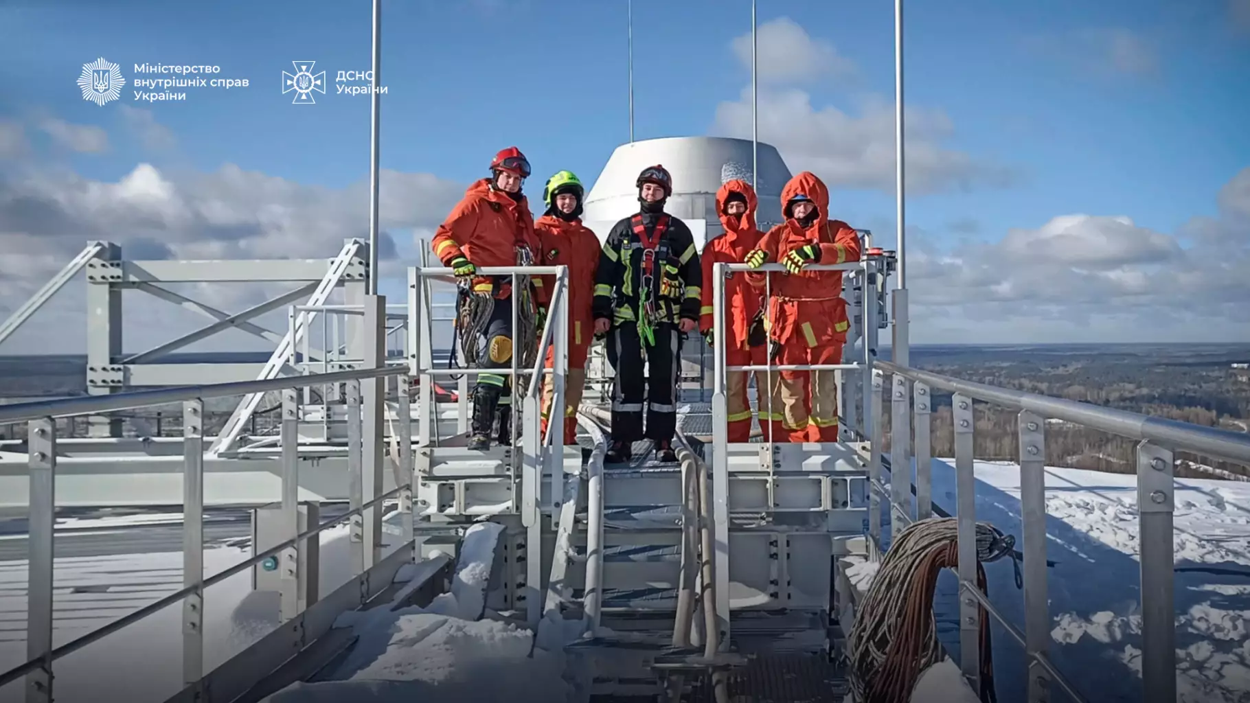 Рятувальники ДСНС у захисному спорядженні на даху високої будівлі під час рятувальної операції