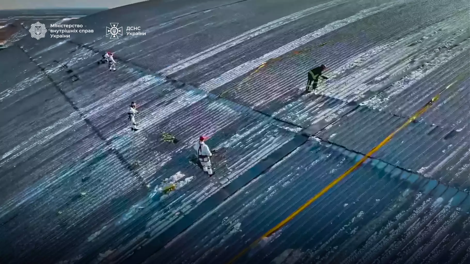 Рятувальники ДСНС працюють на даху зруйнованої будівлі, обстежуючи пошкодження після обстрілів