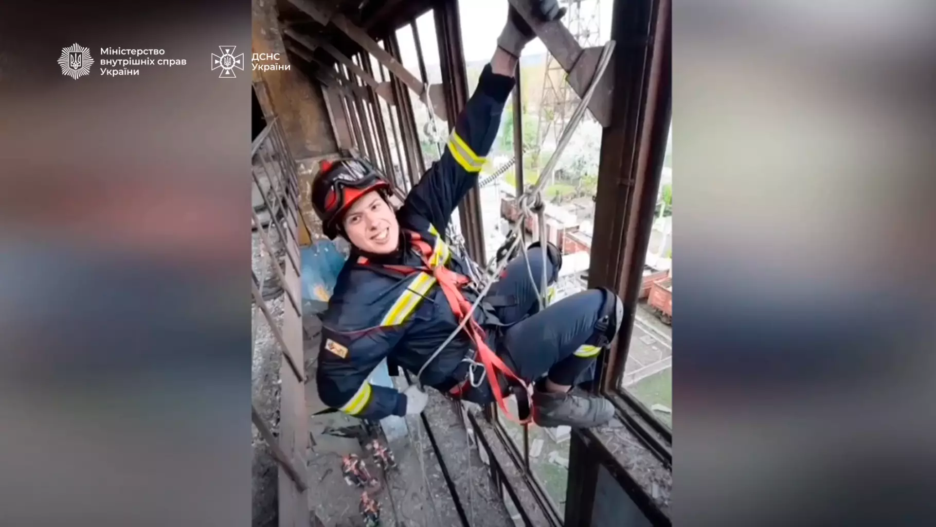 Рятувальник-верхолаз ДСНС України працює на висоті в зруйнованій будівлі, використовуючи страхувальне спорядження